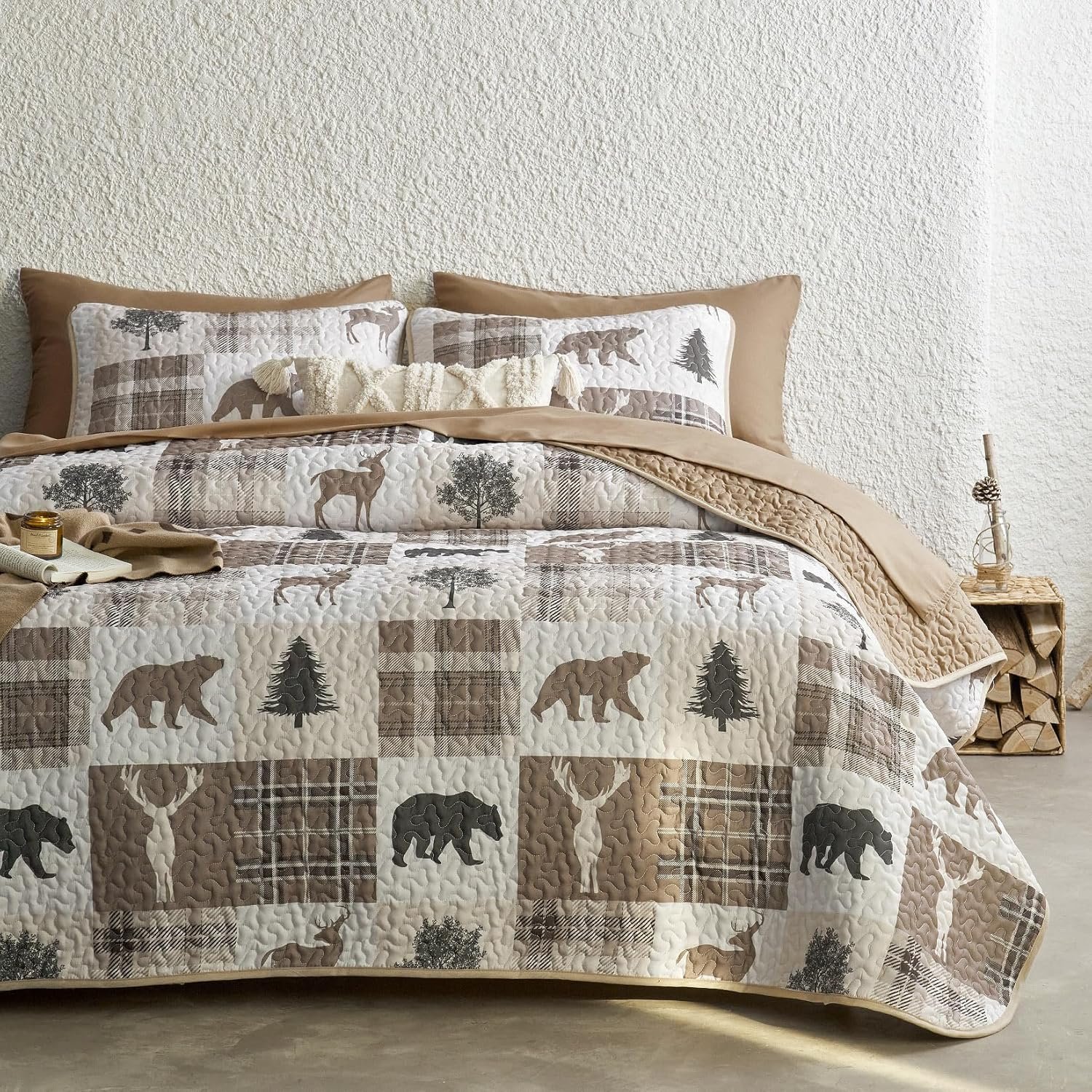Wake In Cloud – Rustic Quilt Set, Cabin Lodge Christmas Bear Moose Deer Wildlife Western Patchwork Country, Reversible Lightweight Bedspread Coverlet, 3 Pieces, Tan Brown, Queen/Full Size