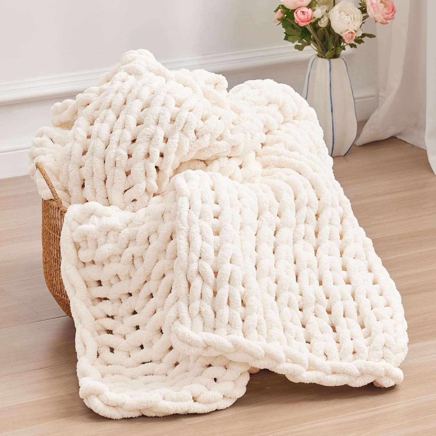 Negwoo Chunky Knit Throw Blanket, 50”*60” Knitted Throw Chenille Yarn for Bed Couch, Handmade Cream Crochet Big Thick Blanket, Machine Washable Cute Comfy Blanket for Home Decor