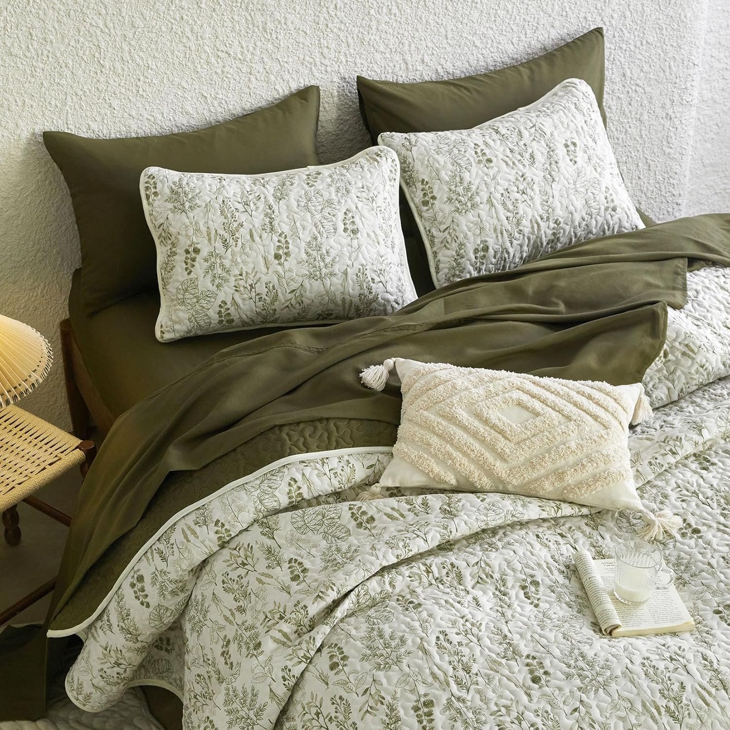 Wake In Cloud – Floral Quilt Set, Botanical Vintage Flower Coquette Cottagecore for Women Teen Girls, Reversible Lightweight Bedspread Coverlet, 3 Pieces, Olive Green, Queen/Full Size