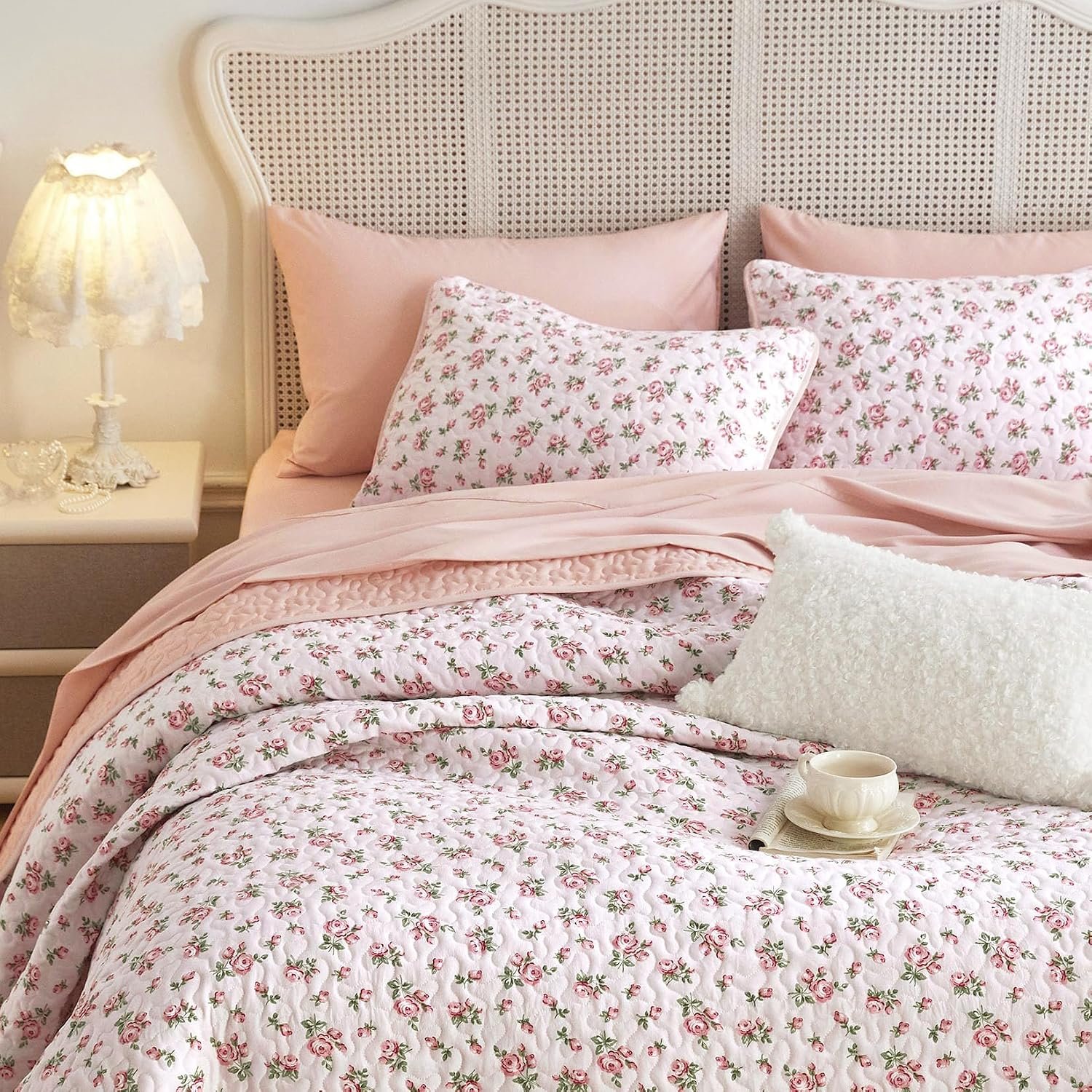 Wake In Cloud – Floral Quilt Set, Coquette Cottagecore Shabby Chic Flower Pattern for Women Teen Girls, Reversible Lightweight Bedspread Coverlet, 3 Pieces, Pink, Queen/Full Size