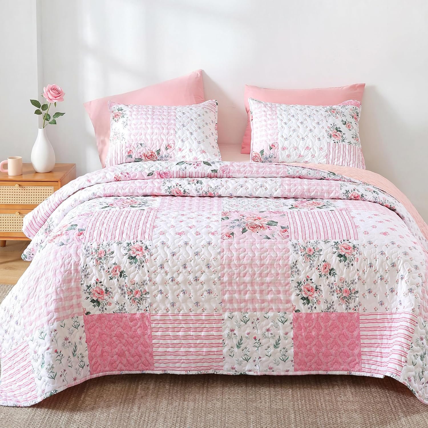 YIKUSH Floral Quilt Set Queen Size – Ultra Soft Lightweight Bedspread, 3 Piece Pink Bedding Set (90″x90″) with Pillowcases (20″x26″), All Season Coverlet for Bedroom & Guest Room