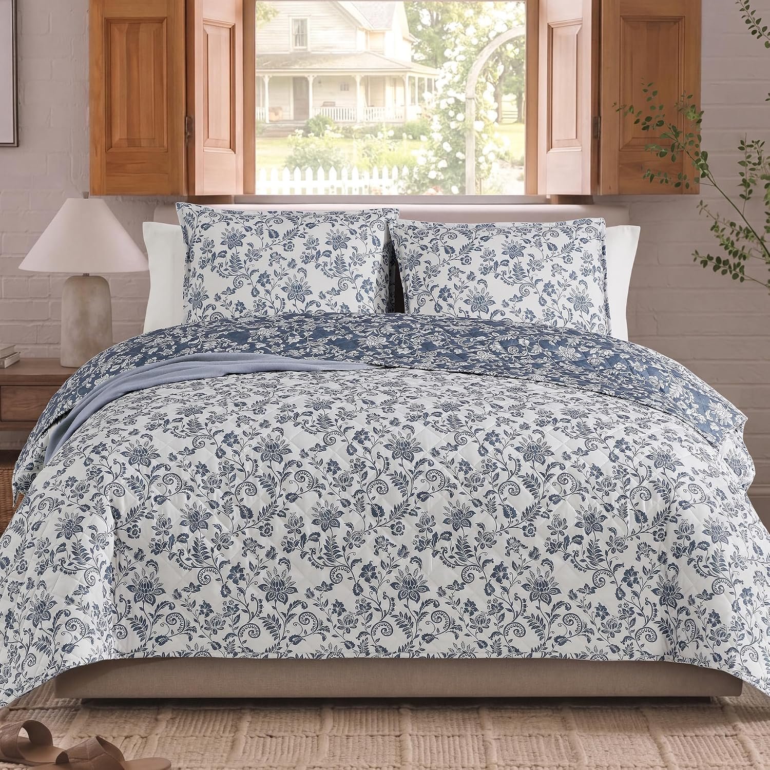 BLOOMHAVEN Quilt Set Queen Size, Oxford Blue Floral Quilt Sets, Reversible Bedspread Lightweight and Breathable for All Seasons, Soft Quilted Bedspread with 2 Pillow Shams